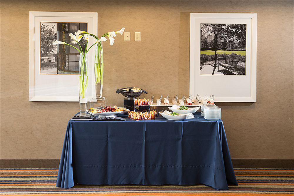 Holiday Inn Express Atlanta Galleria-Ballpark Area By Ihg Smyrna Exterior photo