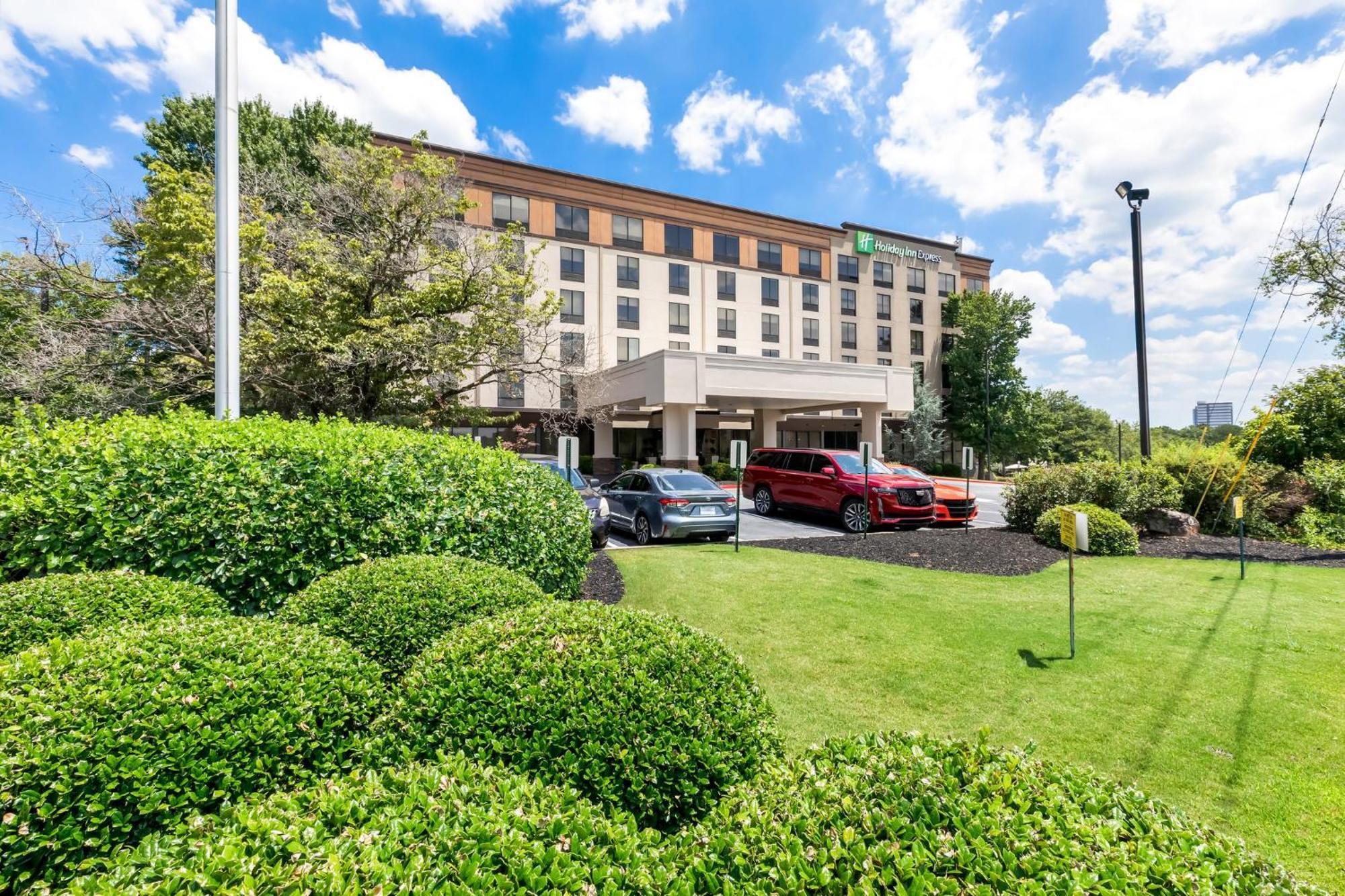 Holiday Inn Express Atlanta Galleria-Ballpark Area By Ihg Smyrna Exterior photo