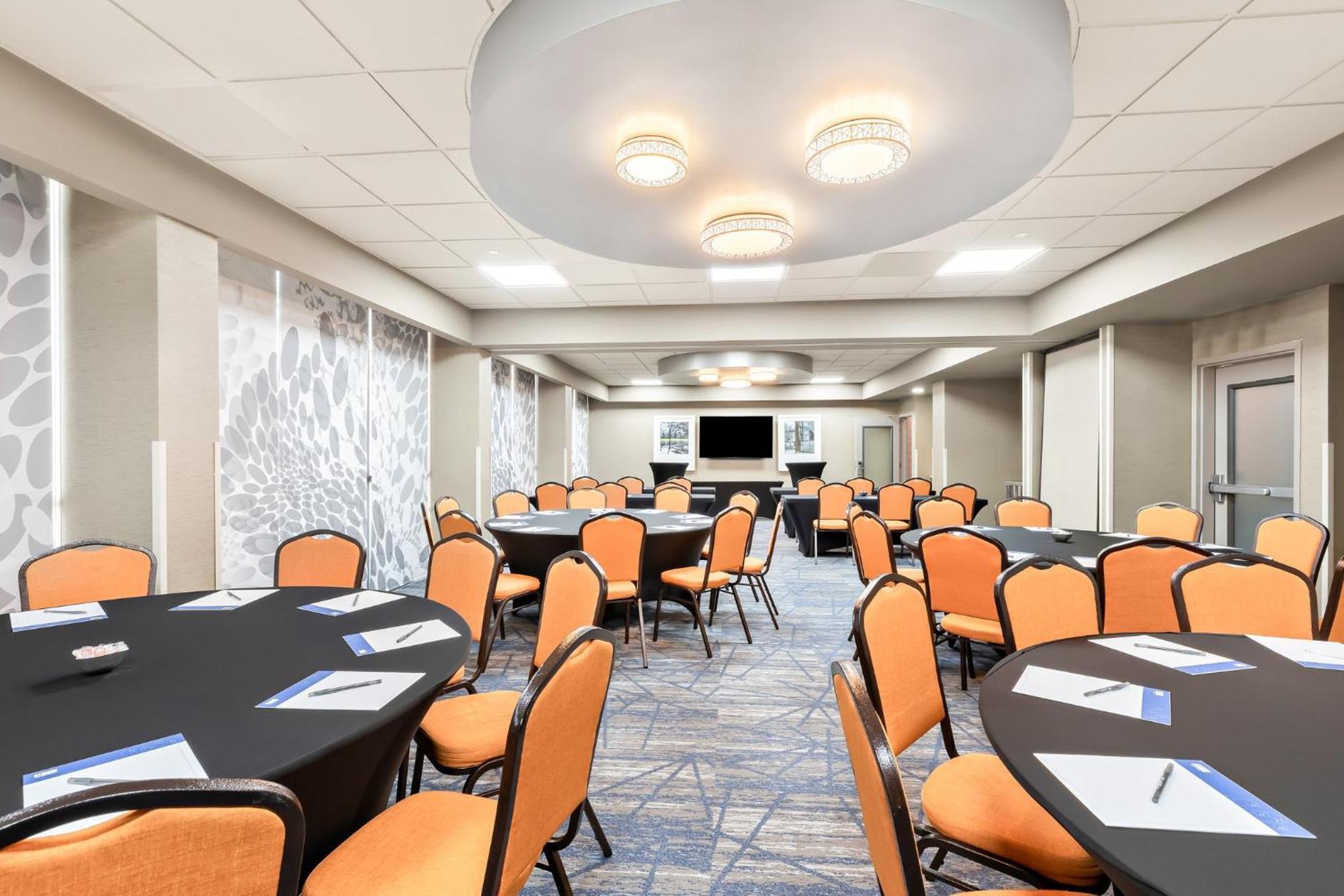 Holiday Inn Express Atlanta Galleria-Ballpark Area By Ihg Smyrna Exterior photo