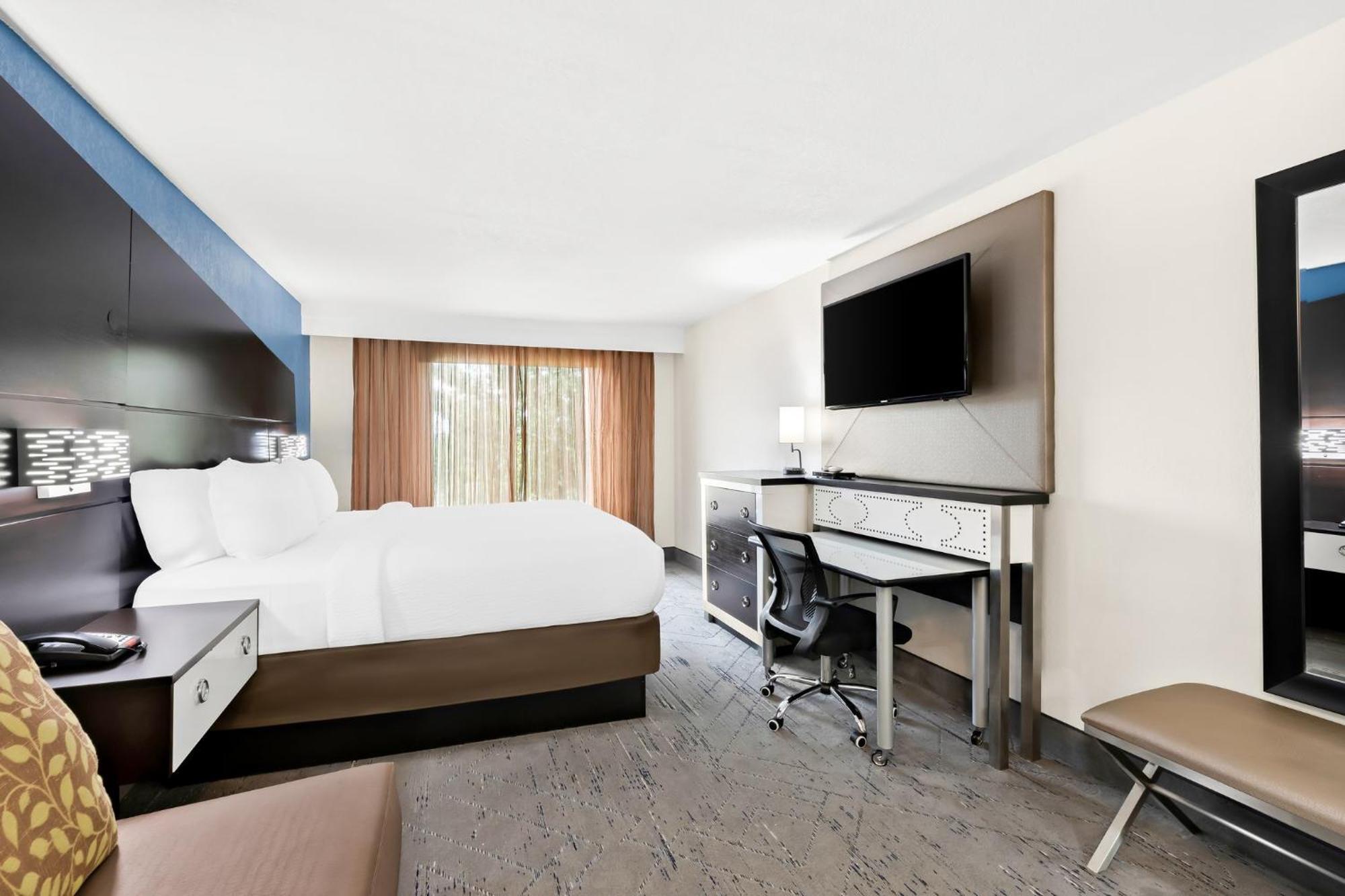 Holiday Inn Express Atlanta Galleria-Ballpark Area By Ihg Smyrna Exterior photo