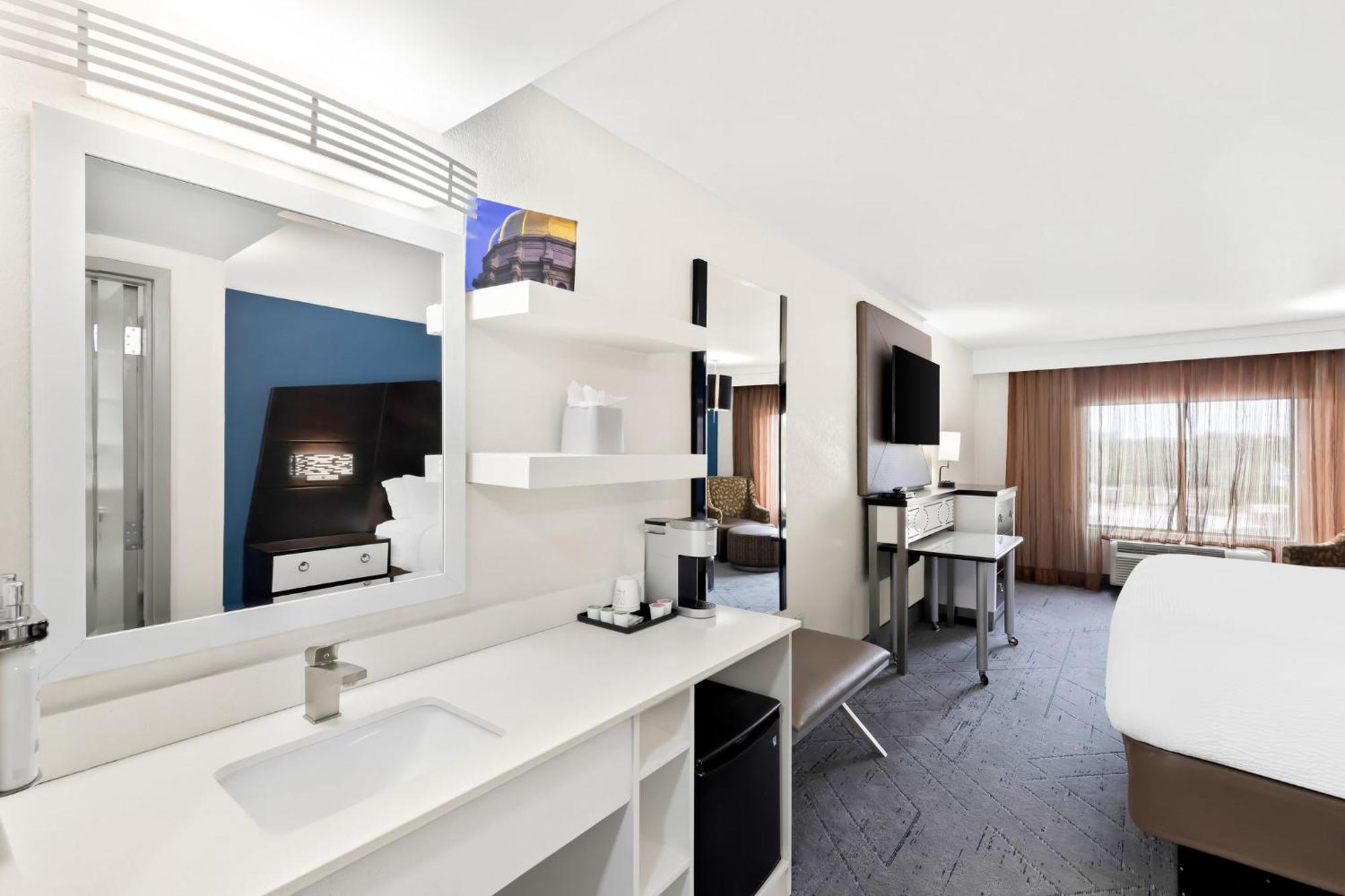 Holiday Inn Express Atlanta Galleria-Ballpark Area By Ihg Smyrna Exterior photo
