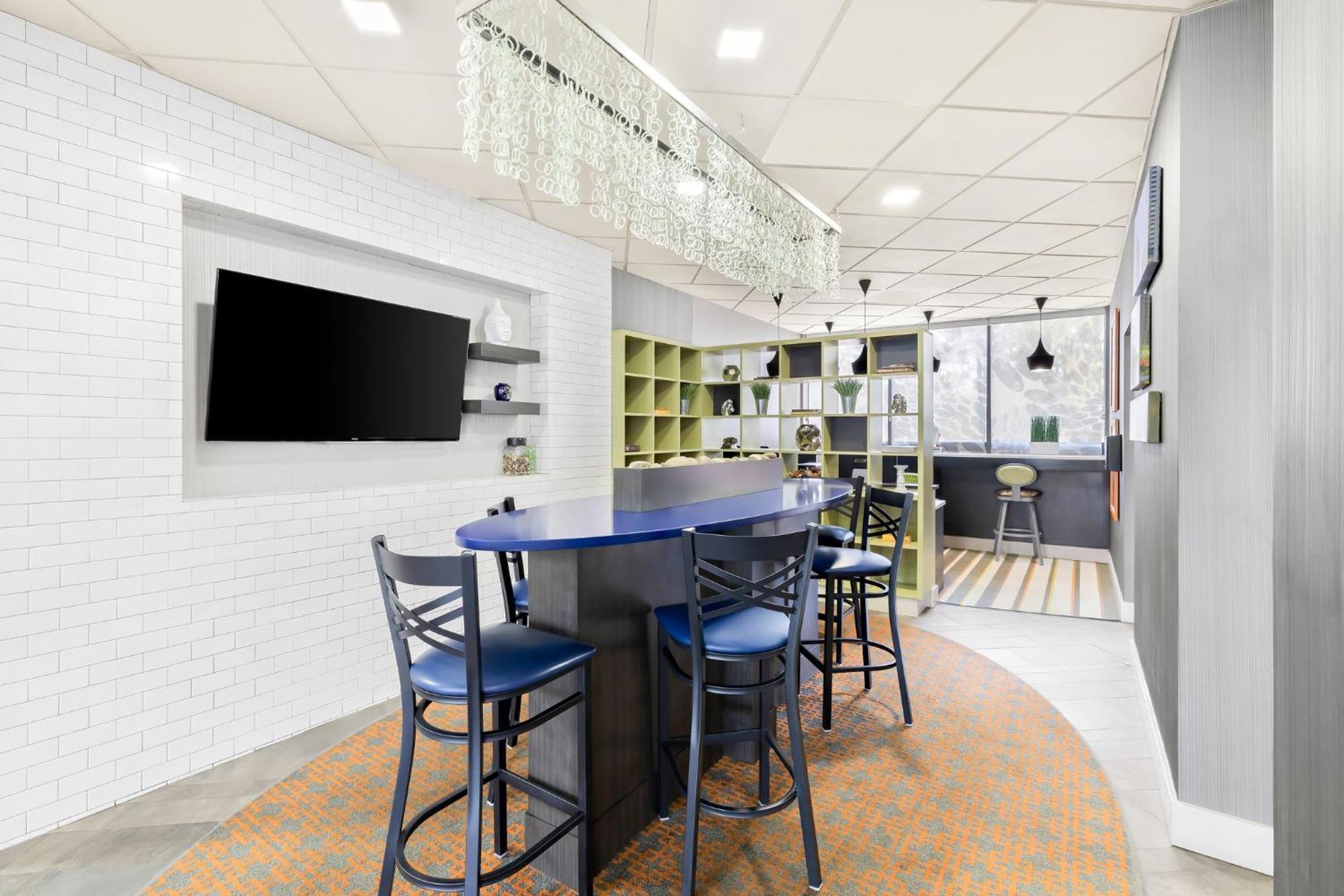 Holiday Inn Express Atlanta Galleria-Ballpark Area By Ihg Smyrna Exterior photo