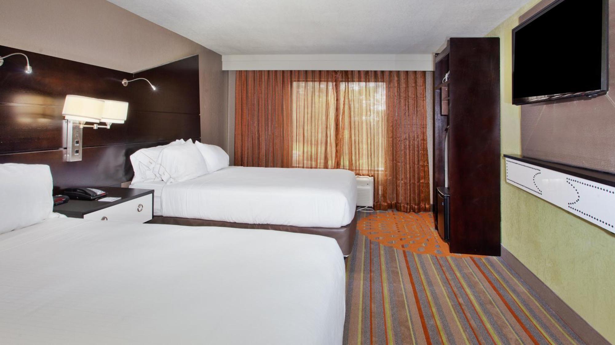 Holiday Inn Express Atlanta Galleria-Ballpark Area By Ihg Smyrna Exterior photo